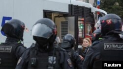 莫斯科警察围住了一名抗议人士(2022年9月24日)。