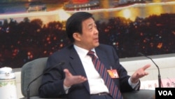 2012年3月9日,在北京举行的全国人大记者会上,薄熙来慷慨激昂地为自己和妻子辩护。(美国之音张楠拍摄)