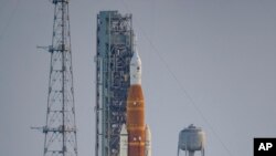 美国国家航空航天局(NASA)将于9月3号星期六再次试图发射“阿耳忒弥斯计划”(Artemis )新一代月球火箭。图为火箭在整装待发。(美联社照片)