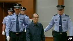 中国前铁道部部长刘志军 (从右边第二位)拥有众多房产。图为他2013年6月9日在北京第二中级法院,因腐败和滥用职权指控被提讯(美联社的CCTV视频截图)