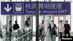 旅客抵达台湾桃园国际机场（2020年3月18日）