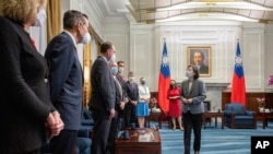 台湾总统蔡英文(右)在台北总统府会见美国民主党籍众议员墨菲率领议员代表团。(2022年9月8日)