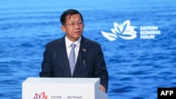 缅甸军政府领导人敏昂莱2022年9月7日在符拉迪沃斯托克举行的东部经济论坛上发表讲话。(法新社照片)