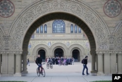 学生走过美国斯坦福大学的校园。(资料照片)