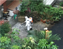台湾卫生单位到新北市的社区进行消毒(美国之音 陈筠摄)