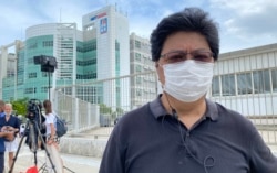 香港记者协会主席杨健兴表示,过去几十年来警方从来没有派出这么强大的警力搜查传媒办公室,形容是相当侵犯的行。 (美国之音/汤惠芸)