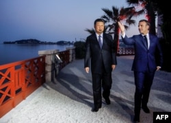 2019年3月24日在法国尼斯附近的地中海度假小镇滨海博利厄举行的晚宴之前,法国总统马克龙和中国国家主席习近平参观