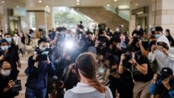 前香港众志成员周庭2020年11月23日到达西九龙裁判法院时受到大批记者的追访(路透社)