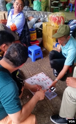 越南街头最常见的休闲游戏是中国象棋。(美国之音朱诺拍摄,2017年4月7日)