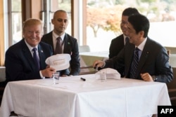 美国总统唐纳德·川普和日本首相安倍晋三在东京附近埼玉县的高尔夫球俱乐部的午餐会上(2017年11月5日)