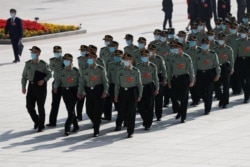 中国军队代表抵达北京人大会堂参加全国人大年度会议开幕式。(2020年5月22日)
