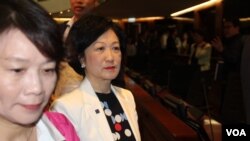2019年5月14日上午,建制派议员叶刘淑仪(右者)等离开一个法案委员会会场(美国之音记者申华拍摄)