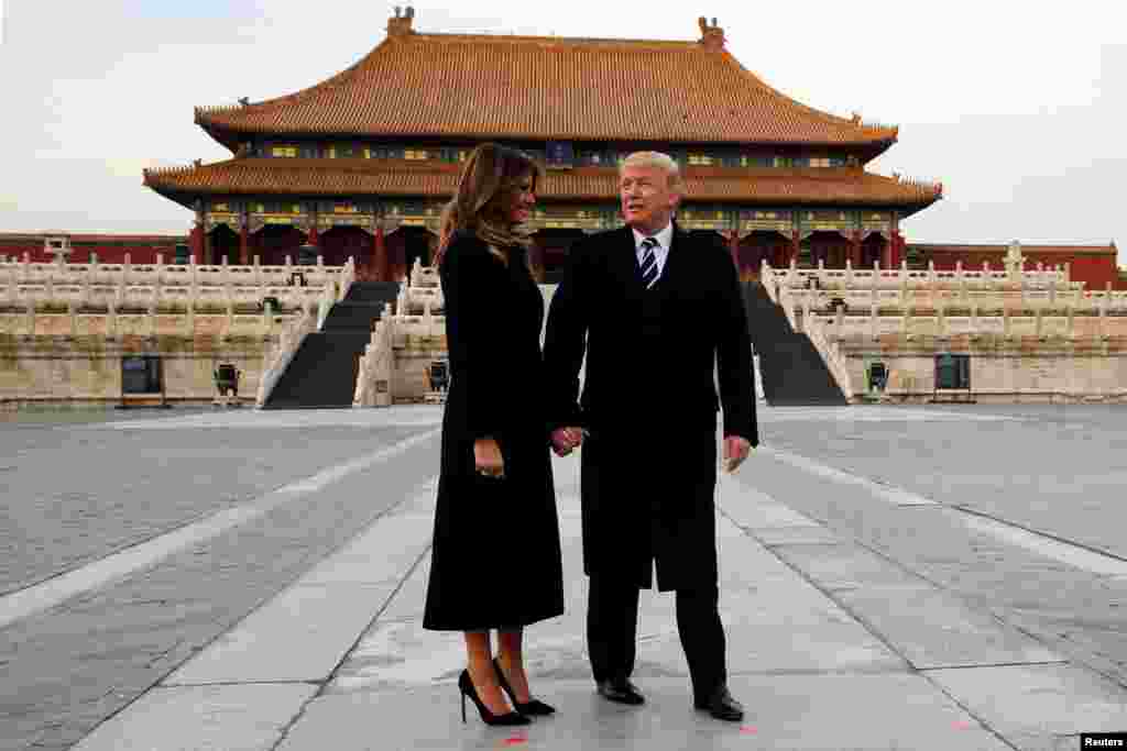 美国总统川普和第一夫人梅拉尼亚在首次亚洲之行期间参观中国北京故宫(2017年11月8日)。在人们欢度新春佳节之际,川普总统携夫人梅拉尼亚送上了新春祝福。白宫的声明说:“我向美国及全球欢度农历新年的人们致以热情的问候。我们国家有幸拥有多元化和充满活力的亚裔人口,他们以多种形式在这个国家留下了印记。亚裔为我们的民族团结与组成做出了数不清的贡献。人们不难发现,他们是如此深爱自己的丰富传统、如此强调神圣传统与家庭纽带的重要性。”  
