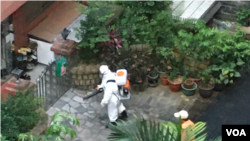 台湾卫生单位到新北市的社区进行消毒(美国之音 陈筠摄)