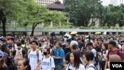 2019年6月26日,请愿者从渣打花园出发前往第一站-美国驻港澳总领馆 (美国之音记者申华拍摄)