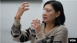 遭遇港警暴力,右眼失明的印尼女记者维比·英达(Veby Mega Indah)(美国之音郁岗拍摄)