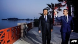 2019年3月24日在法国尼斯附近的地中海度假小镇滨海博利厄举行的晚宴之前,法国总统马克龙和中国国家主席习近平参观