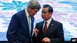 美国国务卿克里(左)与中国外长王毅在马来西亚吉隆坡举行的东盟外长会议上交谈(2015年8月6日)