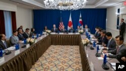 2022年9月22日,布林肯在纽约与日本外相林芳正(左二)和韩国外长朴振(右三)举行会晤。(美联社照片)