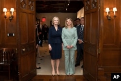英国首相特拉斯与乌克兰第一夫人泽连斯卡娅在纽约参观乌克兰战争暴行展览。(2022年9月20日)