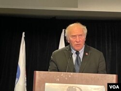 美国俄亥俄州联邦众议员斯蒂夫·夏伯特2022年9月17日在维吉尼亚州阿灵顿举行的台湾人公共事务会40周年餐会发表讲话。(美国之音锺辰芳拍摄)