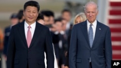 2015年9月24日,习近平与拜登在安德鲁斯空军基地举行的抵达仪式上。