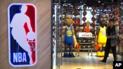 一名男子从北京一家NBA专卖店走出。(2019年10月8日)