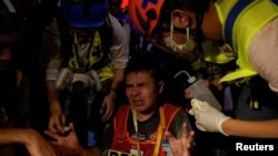 香港防暴警察使用的胡椒喷雾击中一名记者。(2019年9月23日)
