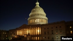 傍晚时分,美国国会大厦(The U.S. Capitol Building )华灯初上(2016年12月20日)