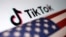 Logo TikTok berdampingan dengan bendera AS dalam sebuah ilustrasi. (Foto: Reuters/Dado Ruvic)