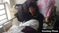 2013年9月底在比如县军警镇压时被打伤的次仁坚参在拉萨医院里(图片来自藏人行 政中央官方网)