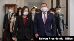 台湾总统蔡英文2021年11月13日在总统府会见洪都拉斯总统赫尔南德斯(Juan Orlando Hernández)(图片来源:台湾总统府)