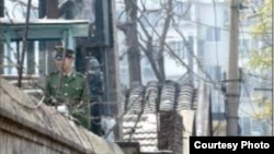 赵紫阳家的院牆上架起了一圈鐵絲網,武警警惕地注视着周围。(博讯照片)