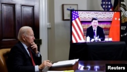 资料照片:美国总统拜登与中国国家主席习近平进行视频通话。(2021年11月15日)