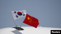 在北京的首都国际机场上的韩国总统专机上飘扬着中国和韩国国旗(2015年9月2日)