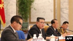 朝鲜中央通讯社2022年6月24日发布了这张未注明日期的照片。照片中,朝鲜领导人金正恩(中间)出席了朝鲜劳动党第八届中央军事委员会会议.