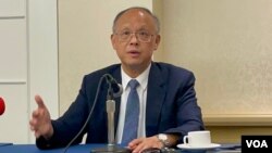 资料照片:台湾行政院政务委员兼经贸总谈判代表邓振中2022年7月1日在华盛顿举行华文媒体记者会。 (美国之音锺辰芳拍摄)