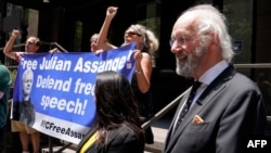 2022年6月17日,目前在押的“维基解密”网站创始人朱利安∙阿桑奇(Julian Assange)的父亲约翰·谢普顿(John Shipton)在英国驻纽约总领馆外面对媒体发声,反对英国把阿桑奇引渡到美国。 -法新社照片