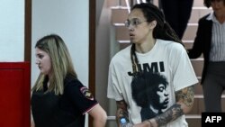 莫斯科郊外一家法庭7月1日开庭审理美国女子职篮明星布兰妮∙格里纳(Brittney Griner)所谓的“贩毒案”。照片显示格里纳戴着手铐被法警带入法庭。(法新社照片)