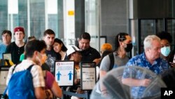 美国独立日小长假来临前夕,旅客在费城国际机场排队等待安检。(2022年7月1日)