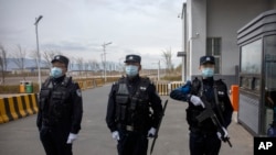 资料照:中国警察在新疆大阪城乌鲁木齐第三拘留所前站岗。(2021年4月23日)