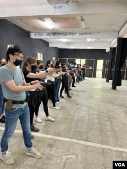 国际防御性手枪协会(IDPA)于6月18日举办新手射击课程,学员自发主动,认真学习。(美国之音特约记者金谷摄)