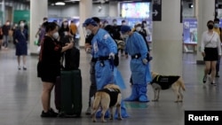 上海解封后,警察在地铁站里检查旅客的身份。(2022年6月2日)