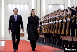 资料照:新西兰总理阿德恩访问北京期间与中国总理李克强在欢迎仪式上。(2019年4月1日)