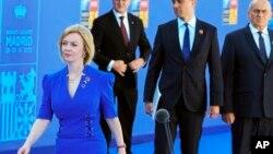 (左)英国外交大臣利兹∙特拉斯(Liz Truss)抵达马德里北约峰会会场。(2022年6月29日)