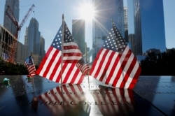9/11恐袭20周年,美国国旗插满国家9/11纪念池四周。