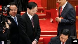 有胡锦涛“大内总管”之称的令计划(左)在胡锦涛签署文件时侍立在他的附近。(2010年3月14日)