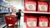 在新泽西州爱迪生市塔吉特百货公司(Target store),一名购物者在把一件商品放进购物车之前先看了看(2018年11月16日)。