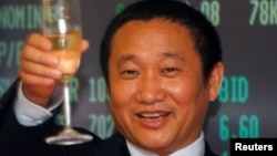 中国铝业巨头忠旺集团董事长刘忠田庆贺该集团在香港上市。(2009年5月8日)