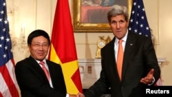 美国国务卿约翰•克里与越南副总理兼外长范平明在美国国务院(2014年10月2日)